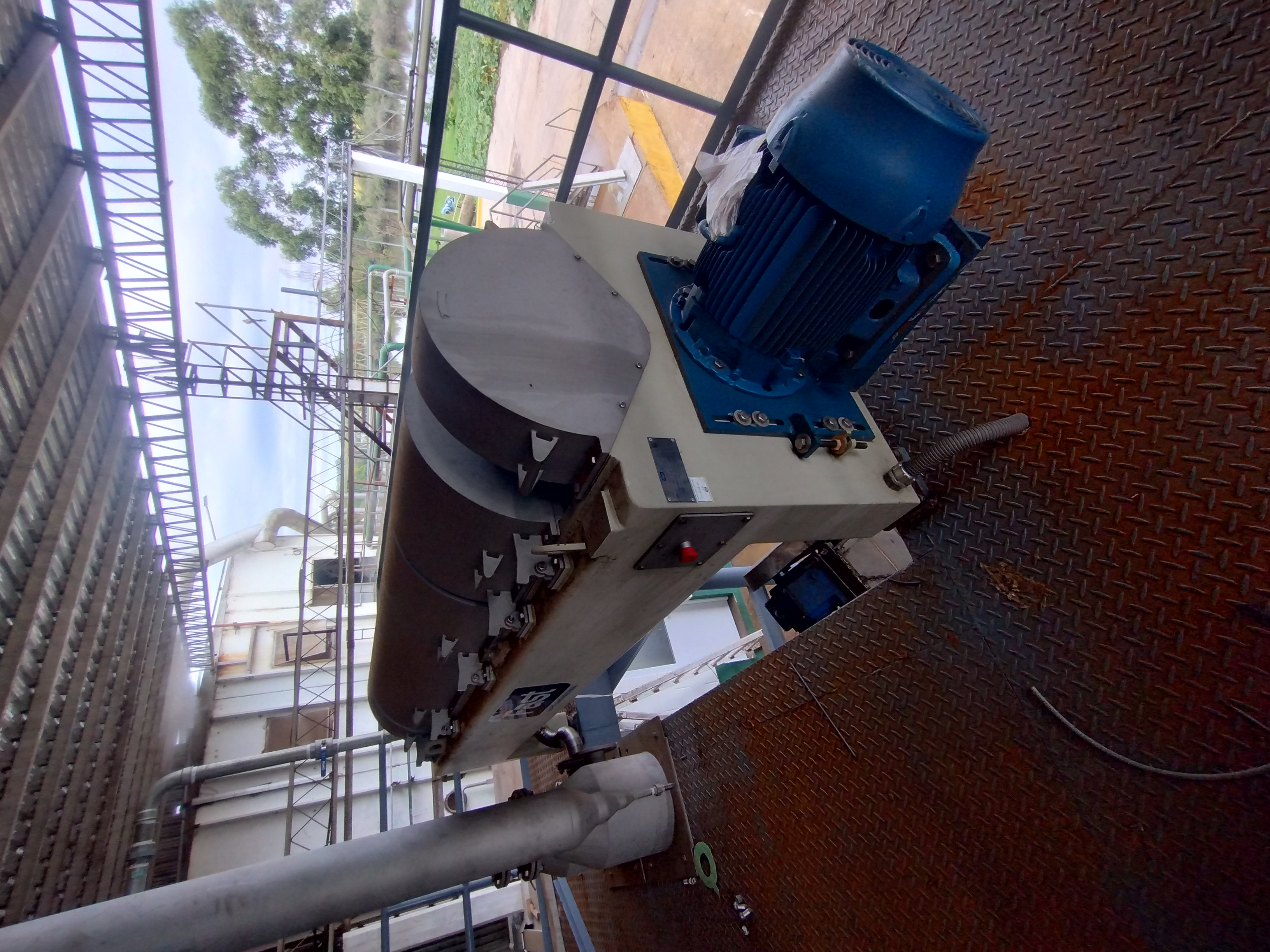 Montaje eléctrico de decantadora de lodos – vista 1
